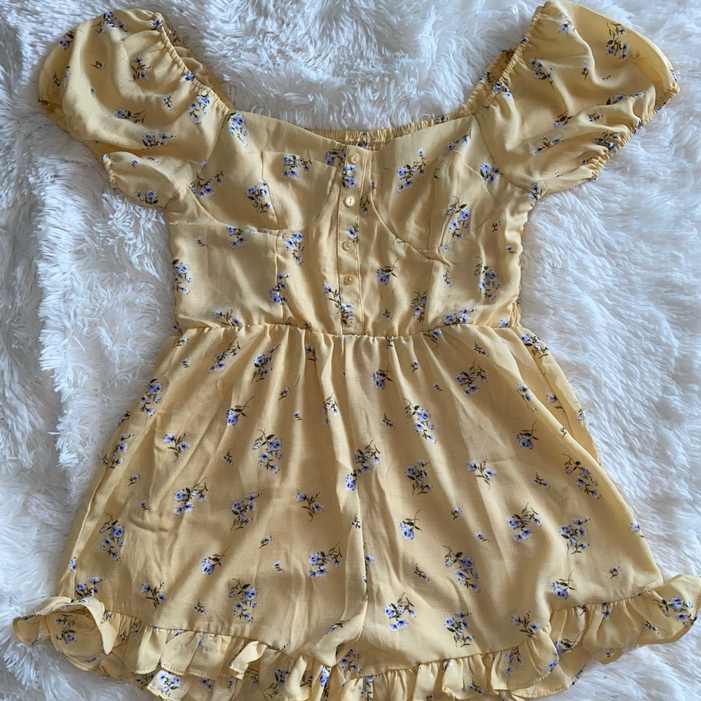 ⭐️5 for $25⭐️ Yellow Floral Romper NWOT